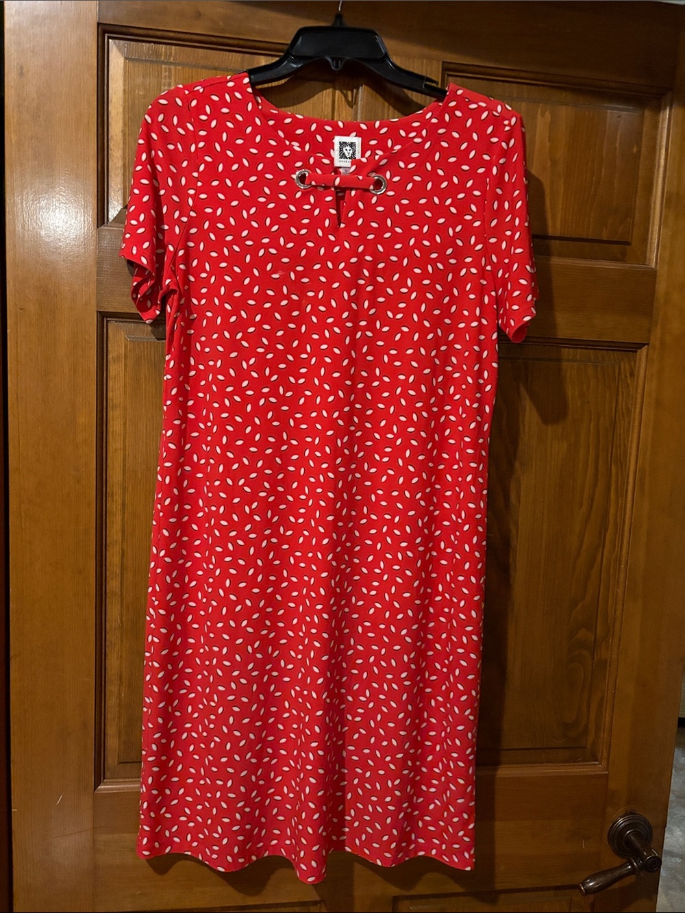 Very comfortable- hits just below the knee. Loose fit, no defined waist.